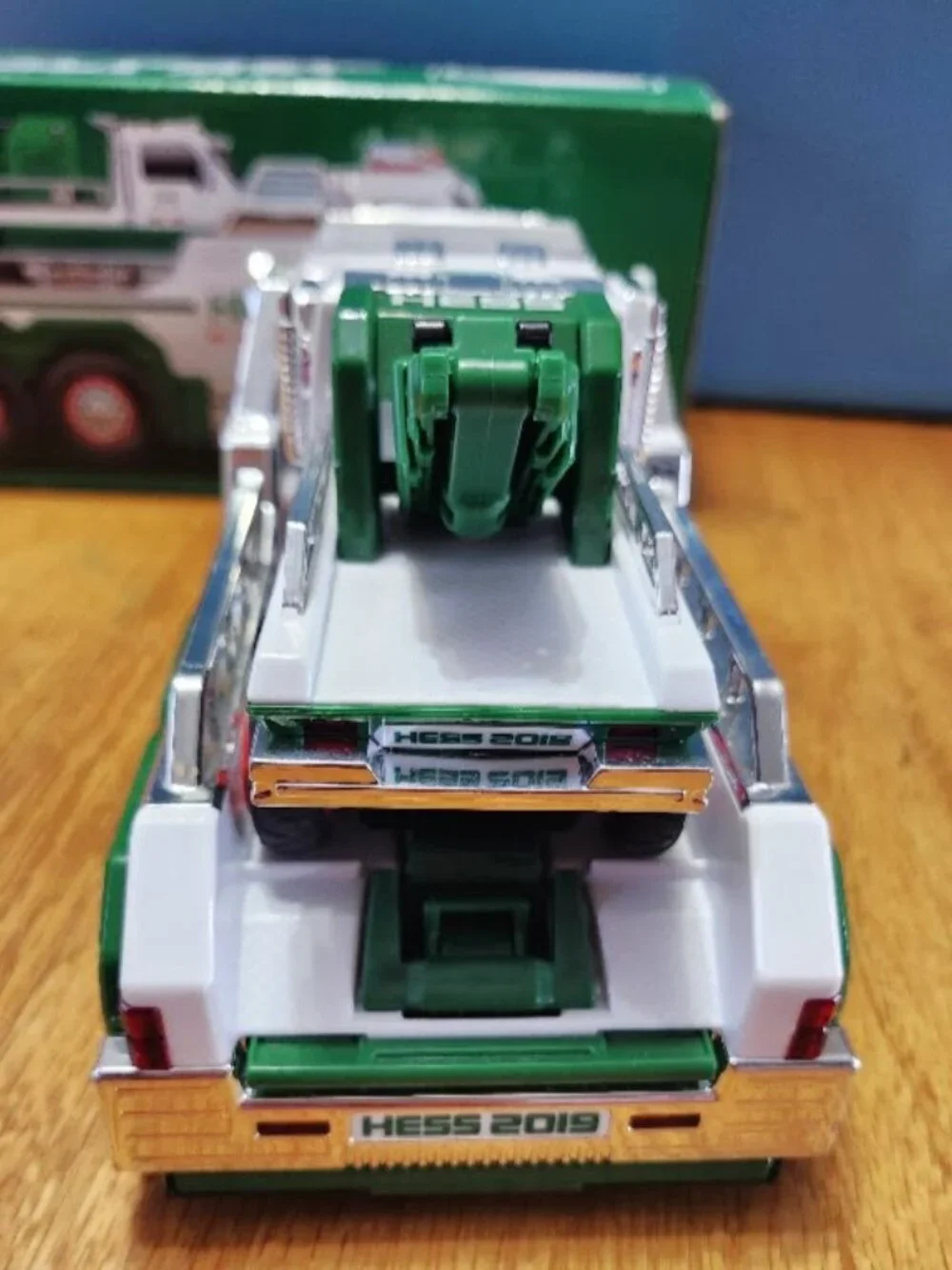 Hess Tow Truck Rescue Team set Sirens 2019 w/Box - Missing smaller truck tow arm